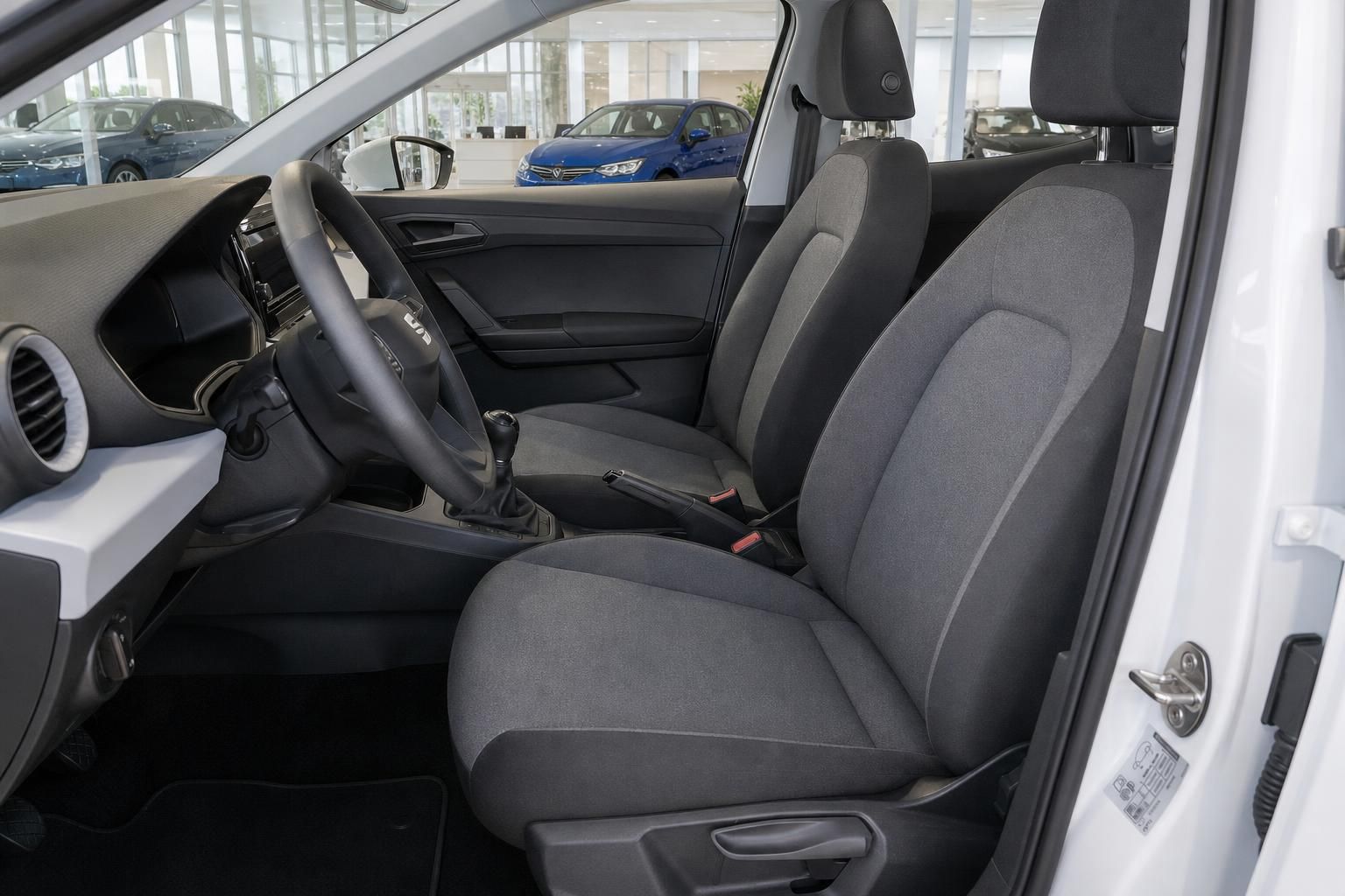 Innenraum SEAT Arona mit grauen Stoffsitzen und Schaltgetriebe
