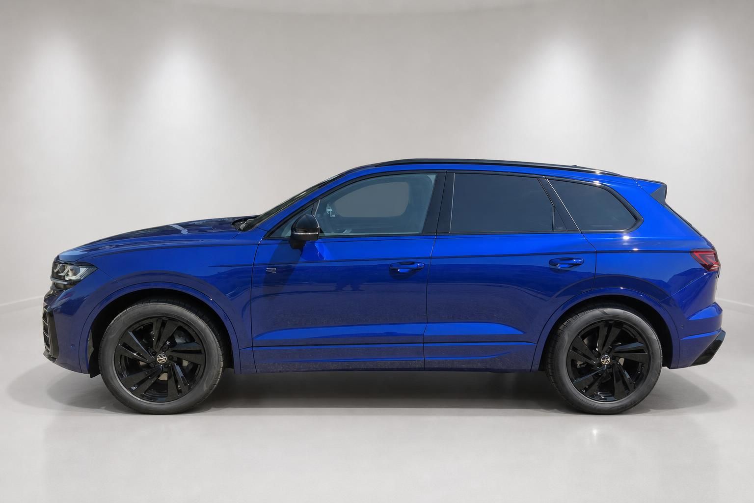 VW Touareg R in Blau metallic, Seitenansicht im Studio