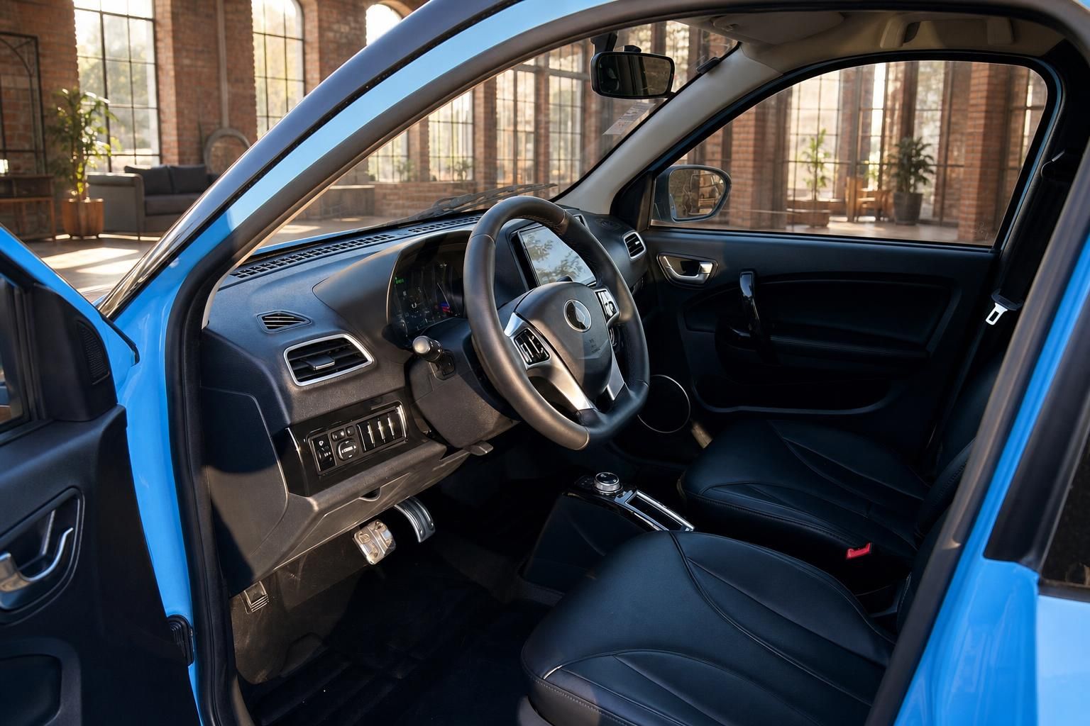 Elaris Elektroauto Innenraum – schwarzes Lenkrad, Ledersitze, Infotainment und Mittelkonsole