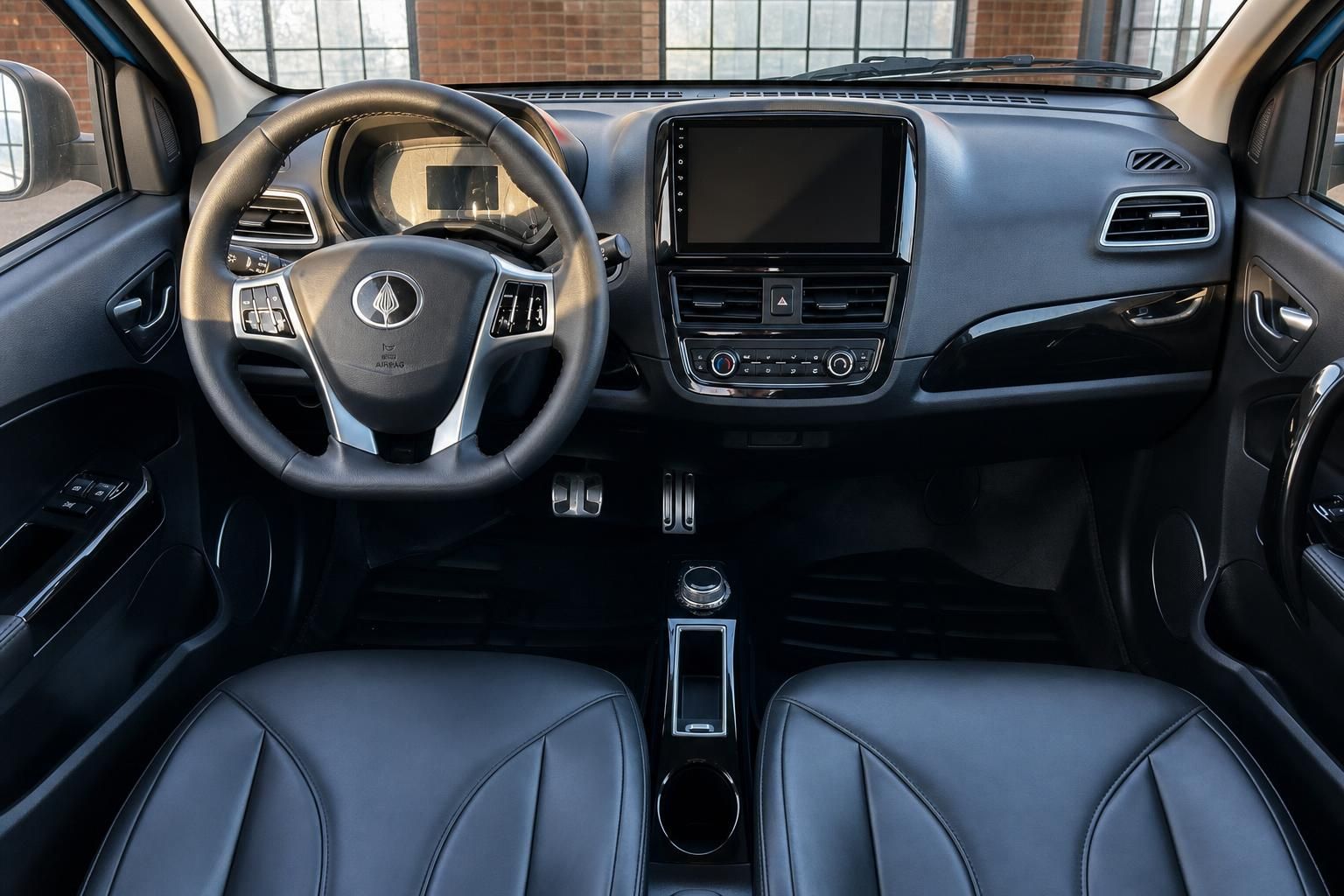 Fahrzeug Cockpit Frontalansicht mit Lenkrad, großem Touchscreen und schwarzen Ledersitzen
