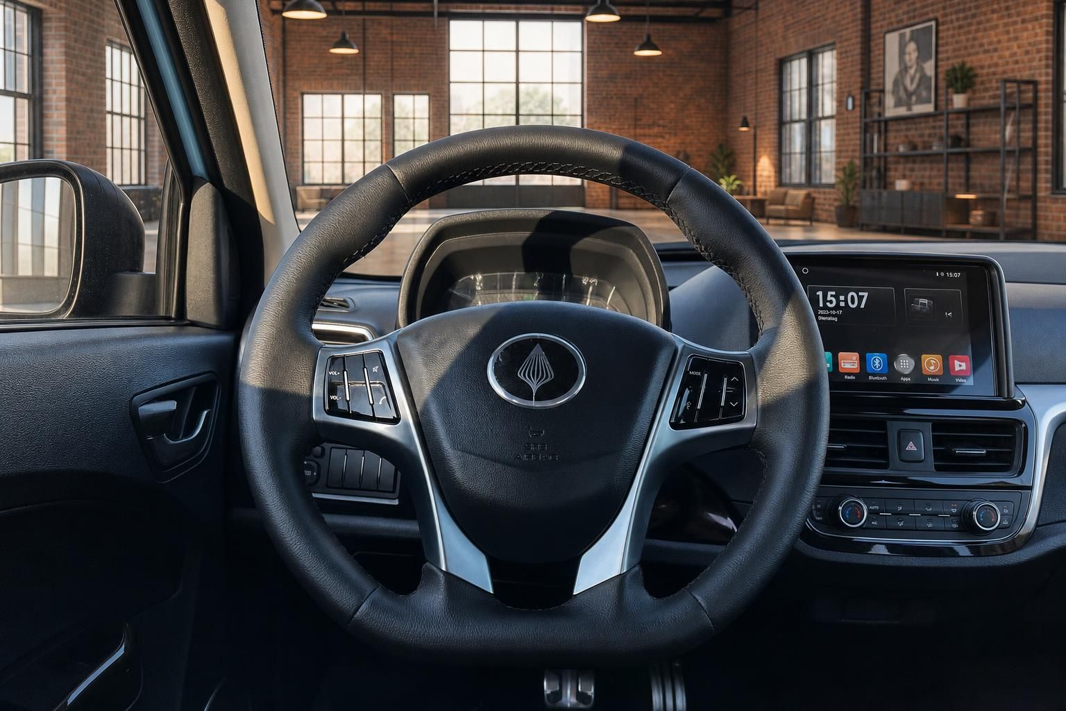 Fahrzeug Lenkrad Nahaufnahme mit Infotainment-Touchscreen und Klimaanlage im Hintergrund