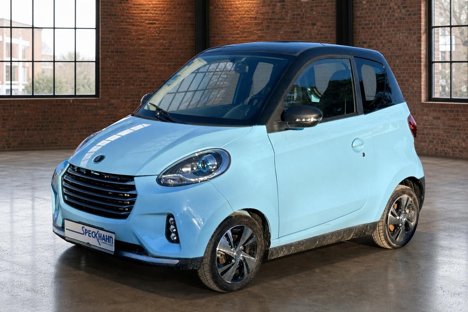 Elaris Pio Elektroauto in Hellblau – Frontansicht schräg im Showroom bei Autohaus Speckhahn