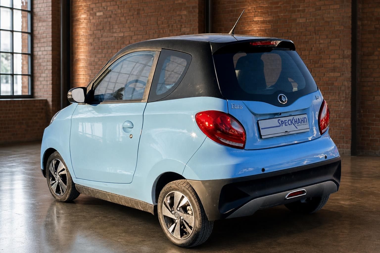 Elaris Pio Elektroauto in Hellblau – schräge Heckansicht im Showroom bei Autohaus Speckhahn