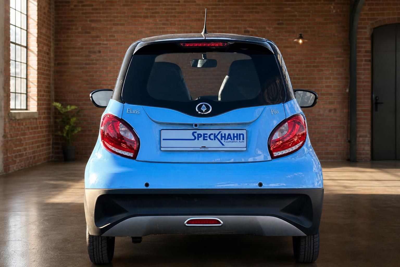 Elaris Pio Elektroauto in Blau – Heckansicht im Showroom bei Autohaus Speckhahn