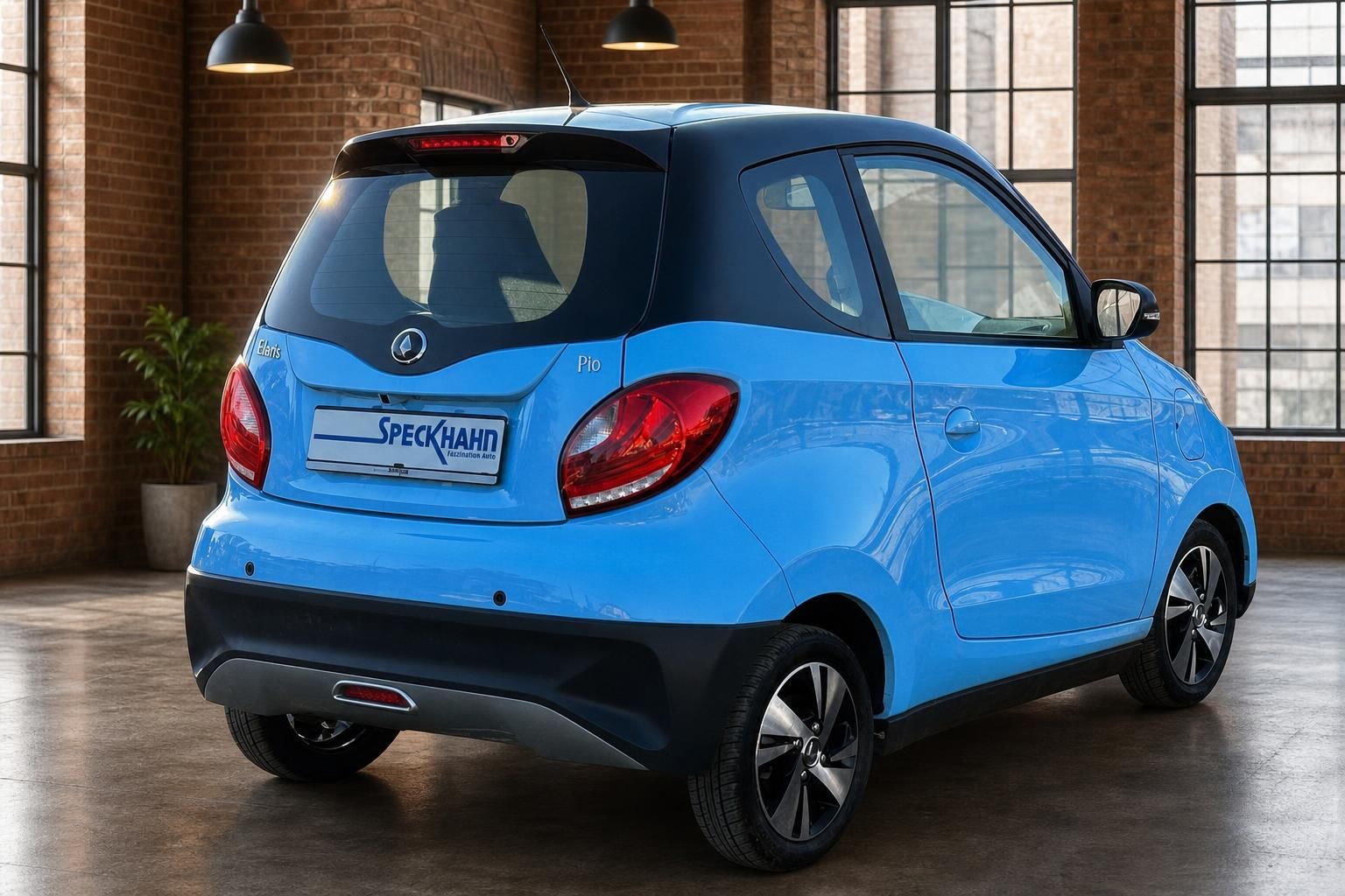 Elaris Pio Elektroauto in Blau – schräge Heckansicht im Showroom bei Autohaus Speckhahn
