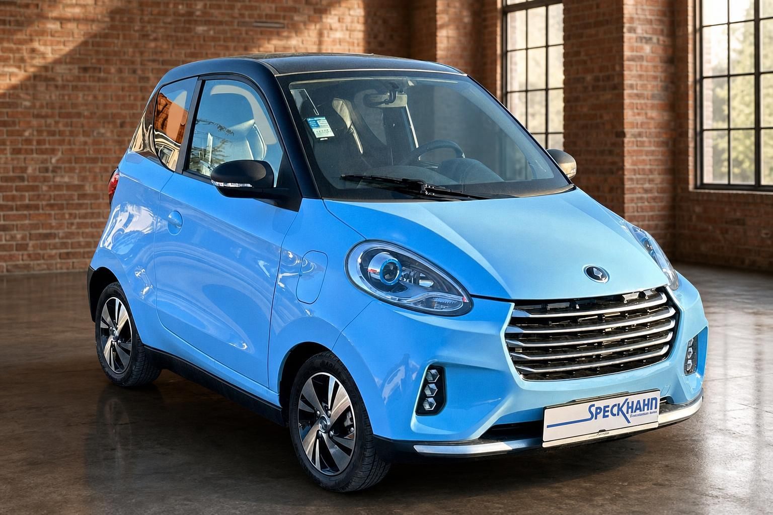 Elaris Pio Elektroauto in Blau – Frontansicht schräg im Showroom bei Autohaus Speckhahn