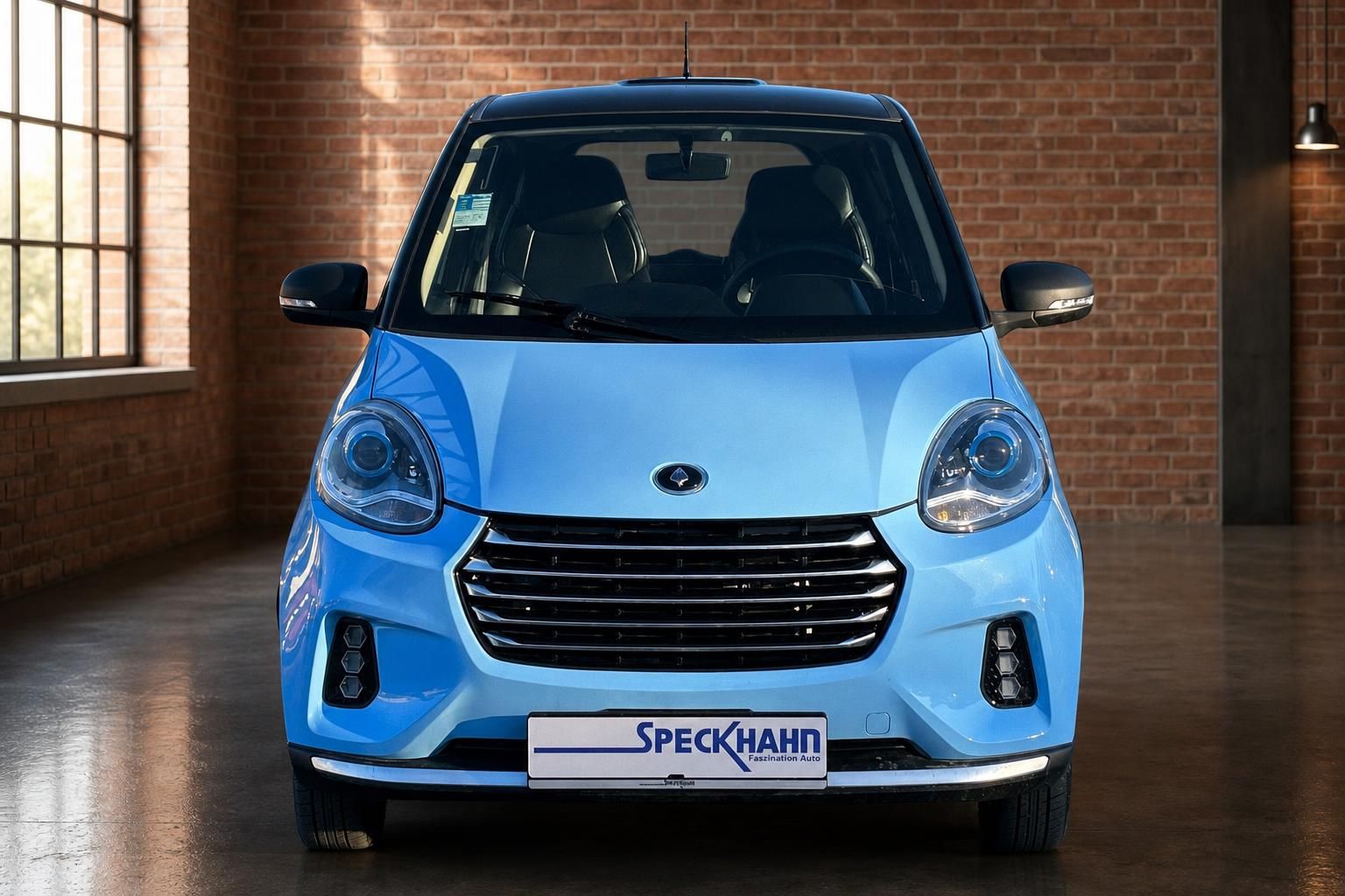 Elaris Elektroauto hellblau – Frontansicht mit LED-Scheinwerfern und Speeckhahn Kennzeichenhalter