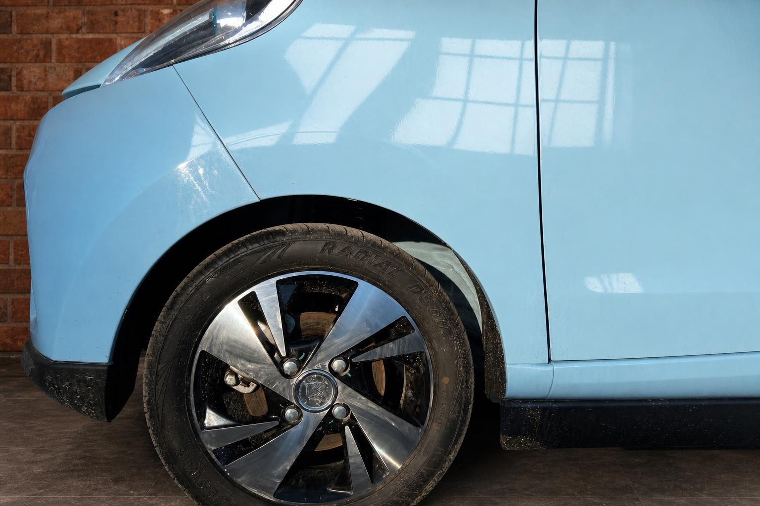 Elaris Elektroauto hellblau – Detailaufnahme Vorderrad mit Leichtmetallfelge