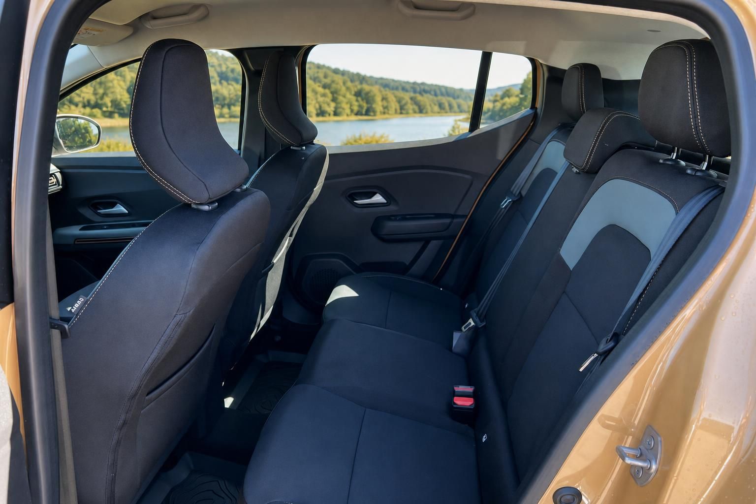 Fahrzeuginnenraum Rücksitz mit schwarzer Polsterung und Panoramafenstern