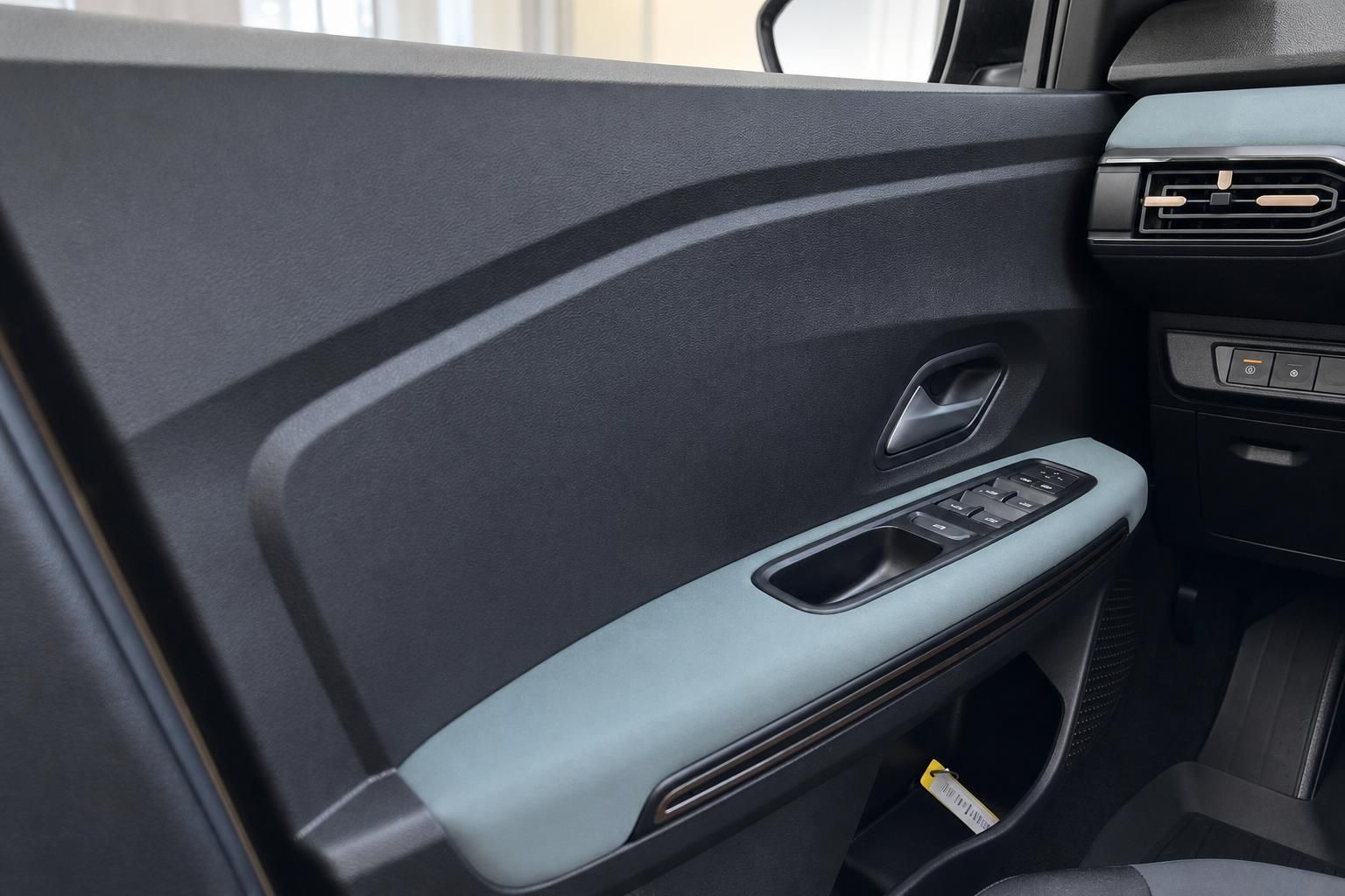 Fahrzeugtür-Innenverkleidung mit Fensterheber und elektrischen Bedienelemente