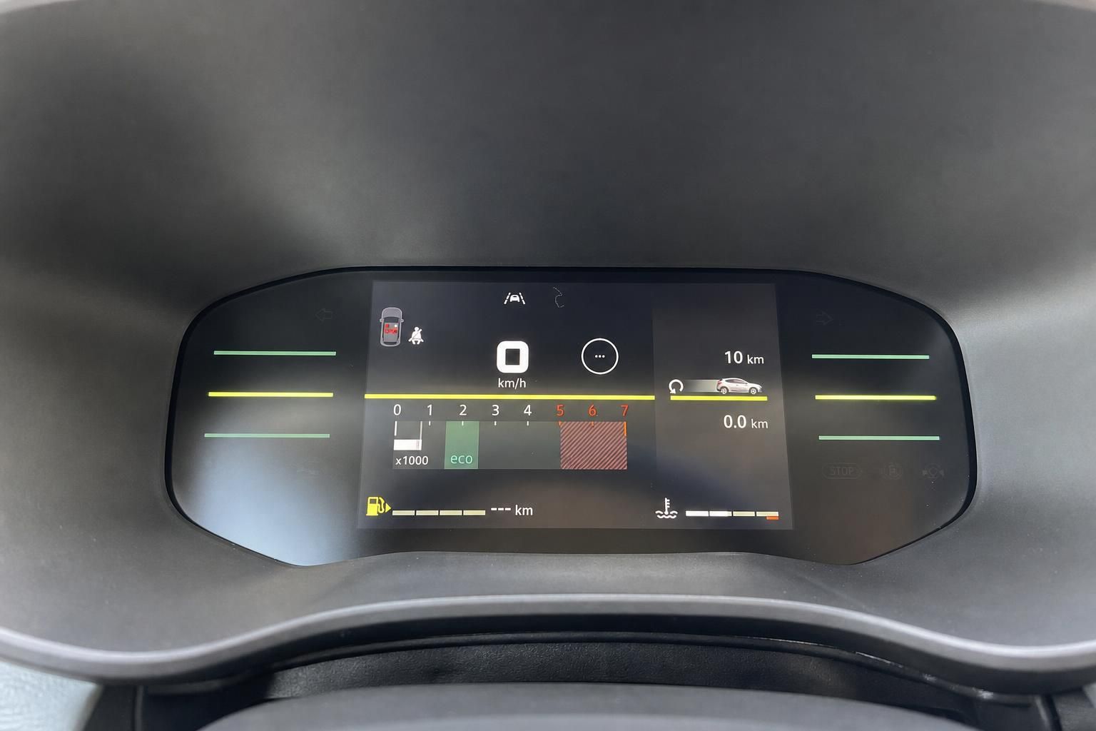 Digitales Fahrzeug-Cockpit mit Tacho und Eco-Anzeige - modernes Armaturenbrett