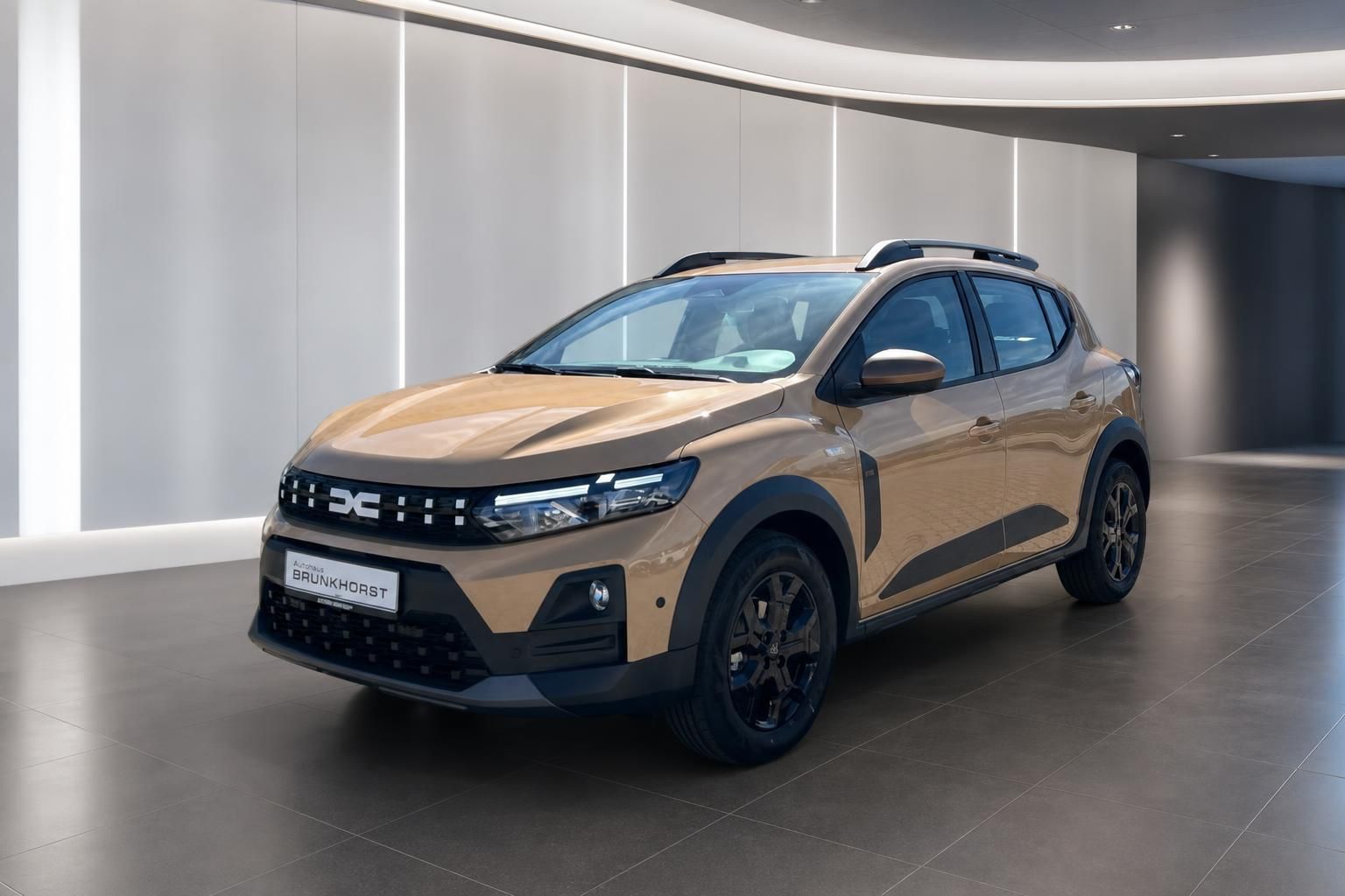 Dacia Sandero Stepway Seitenprofil in Gold im modernen Autohaus