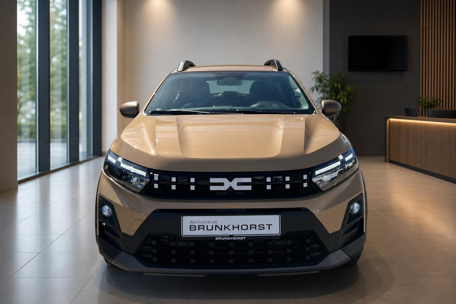 Dacia Sandero Stepway Frontansicht in Gold im Autohaus Showroom
