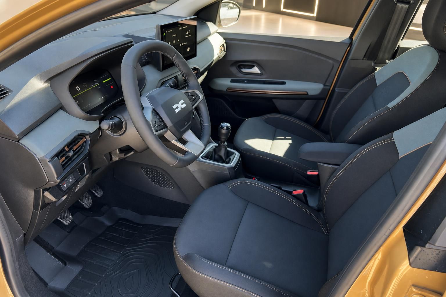 Dacia Sandero Stepway Innenraum mit schwarzen Sitzen und modernem Cockpit