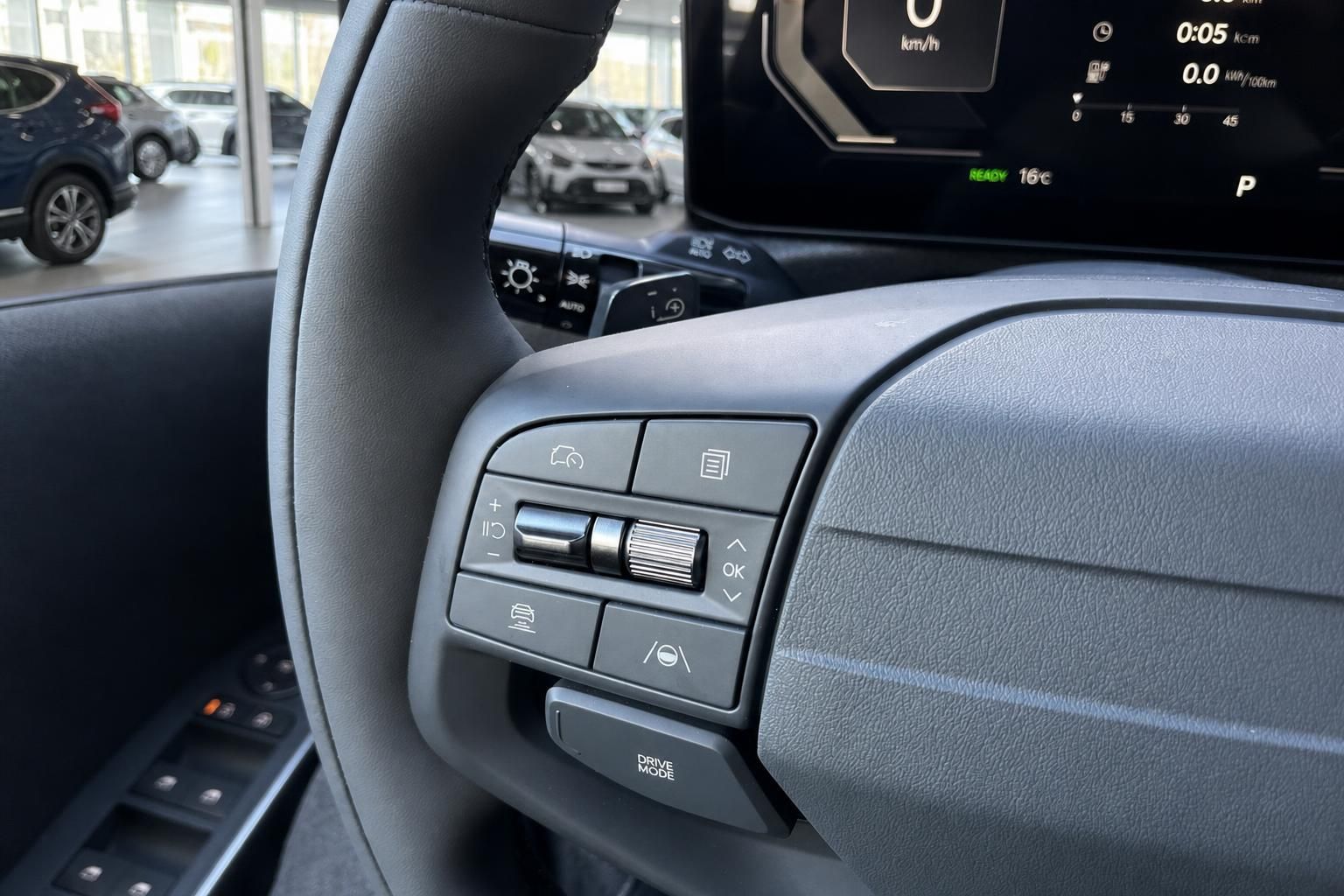 Lenkradtasten und Digitaltacho im Fahrzeugcockpit