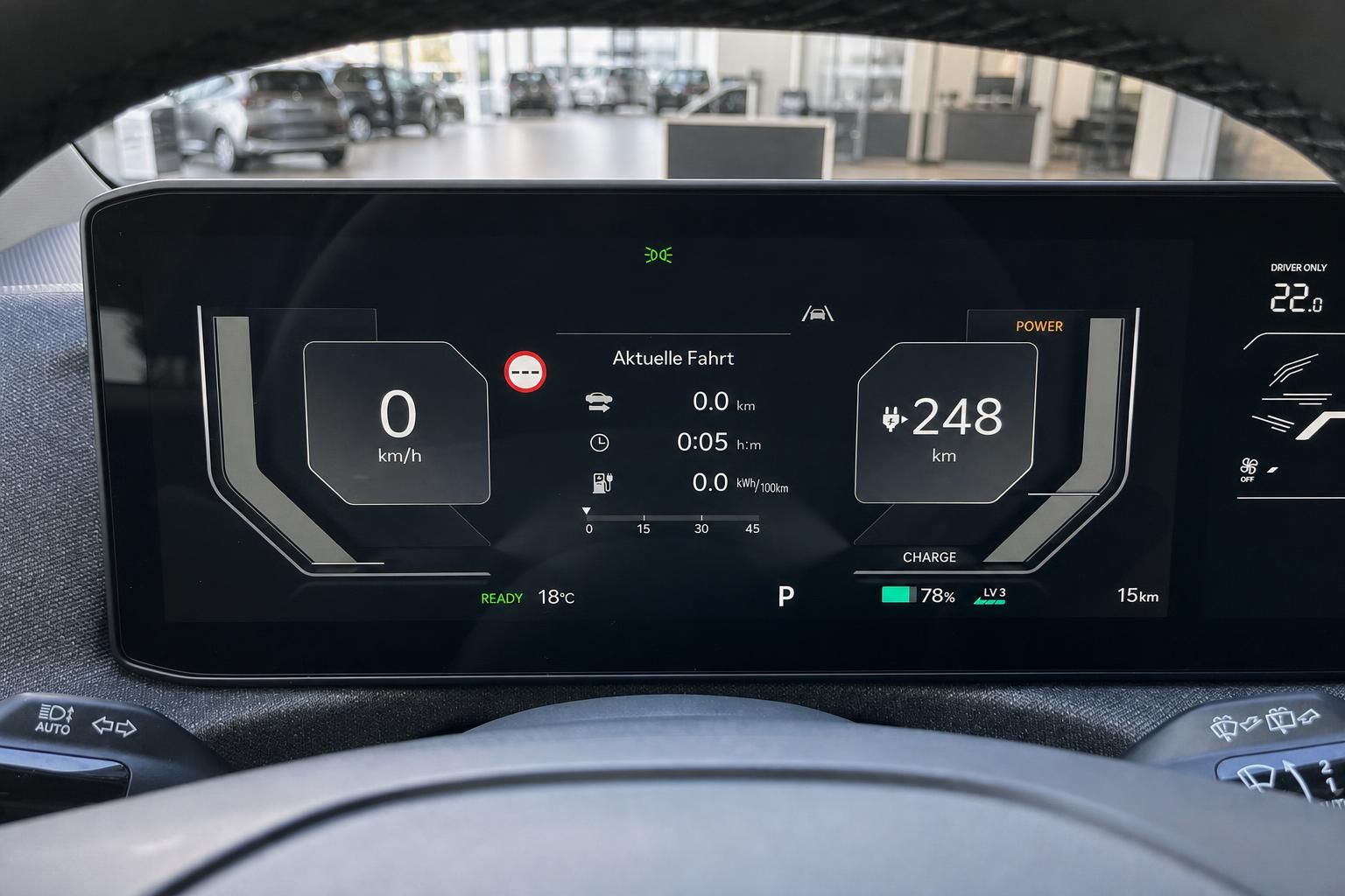 Digitales Kombiinstrument zeigt Reichweite und Ladestand im Elektroauto