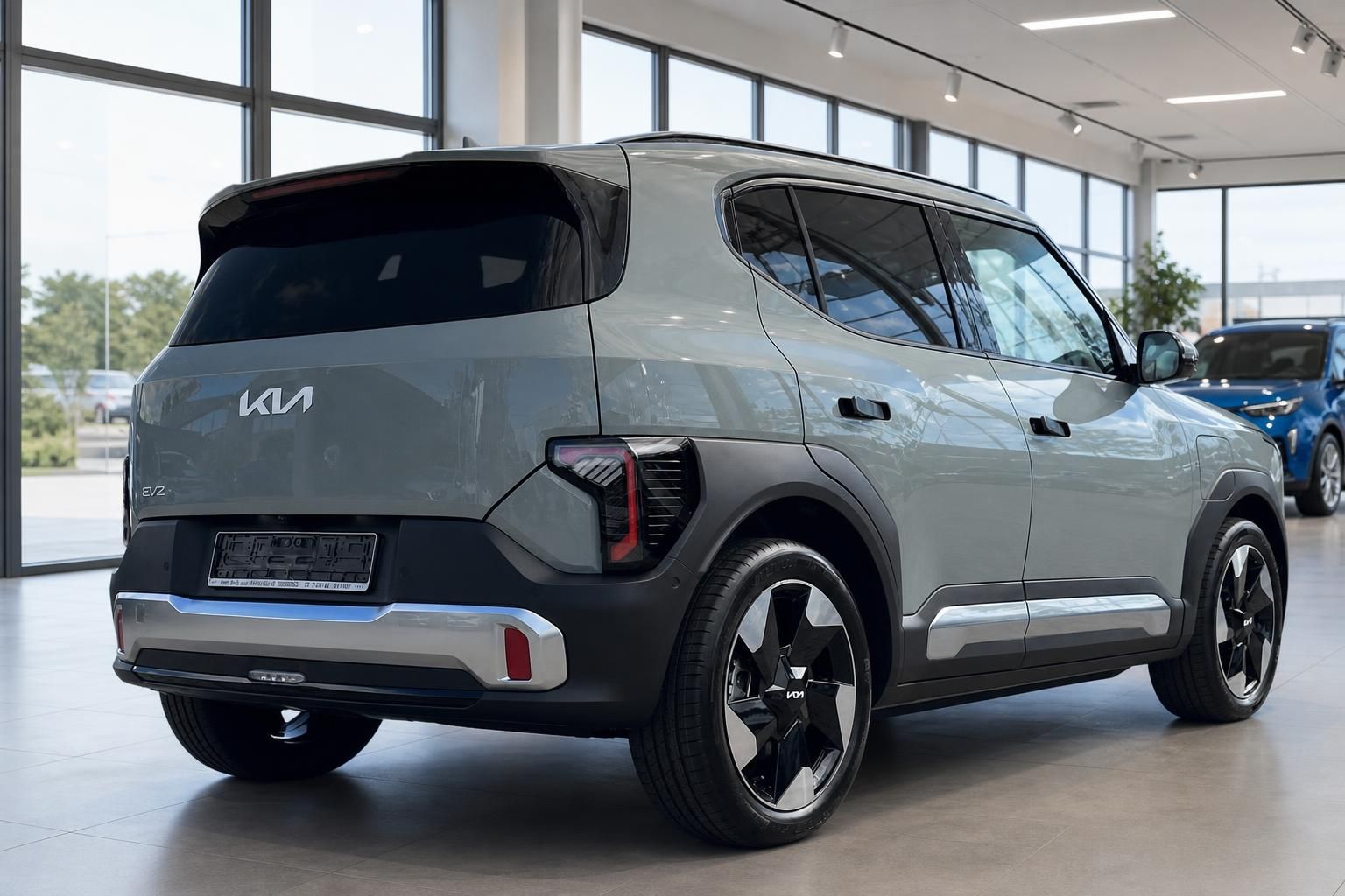 Kia EV2 in Grün, Heckansicht mit Kia Logo im Showroom