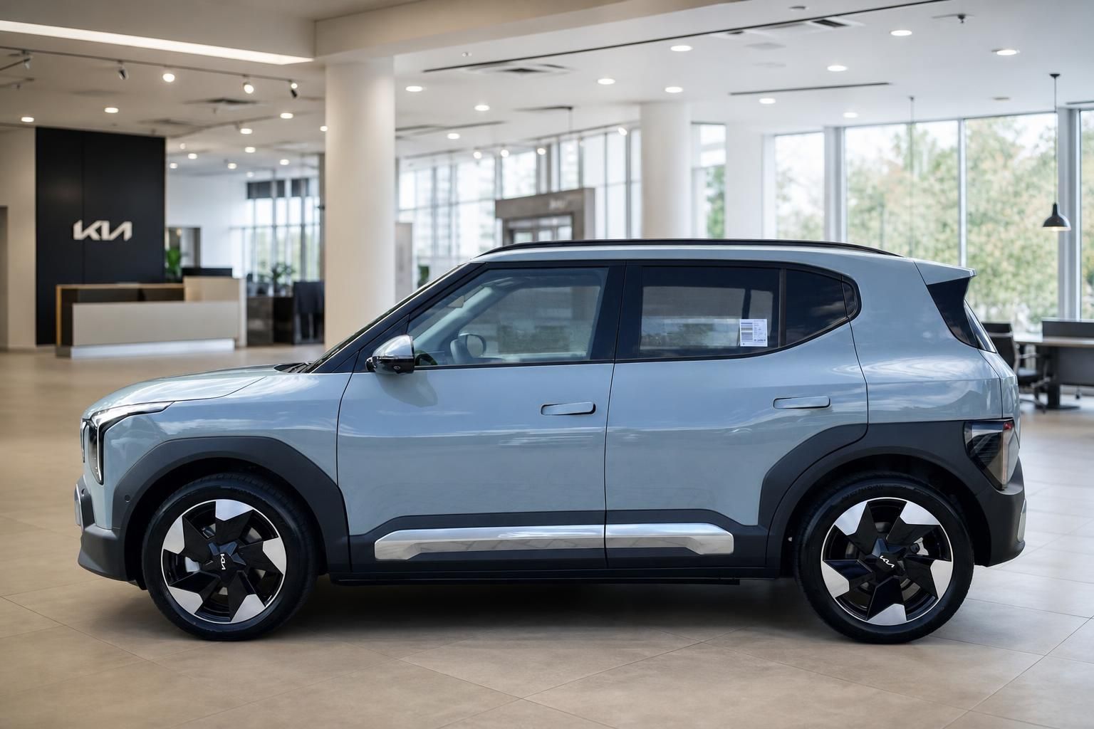 Kia EV2 in Hellblau, Seitenprofil im Kia Autohaus