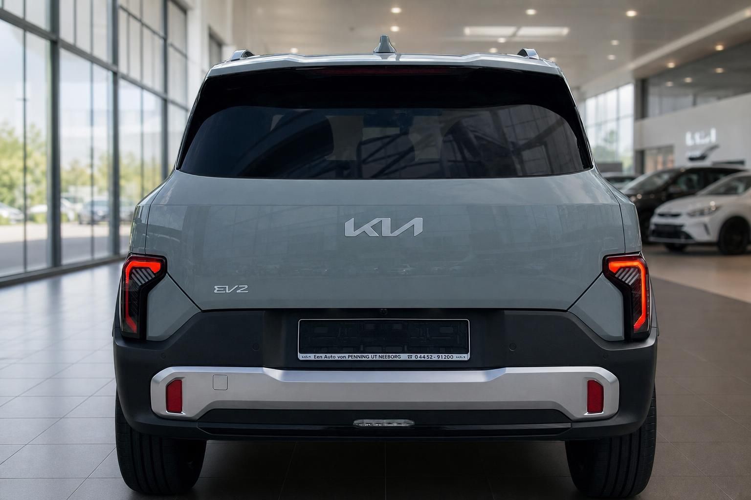 Kia EV2 Heckansicht in Grau beim Händler im Showroom