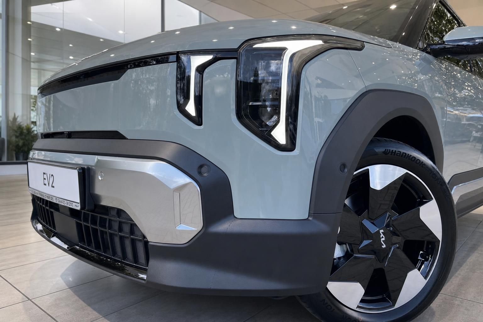 Kia EV2 Frontpartie Nahaufnahme mit LED-Scheinwerfer und Felge