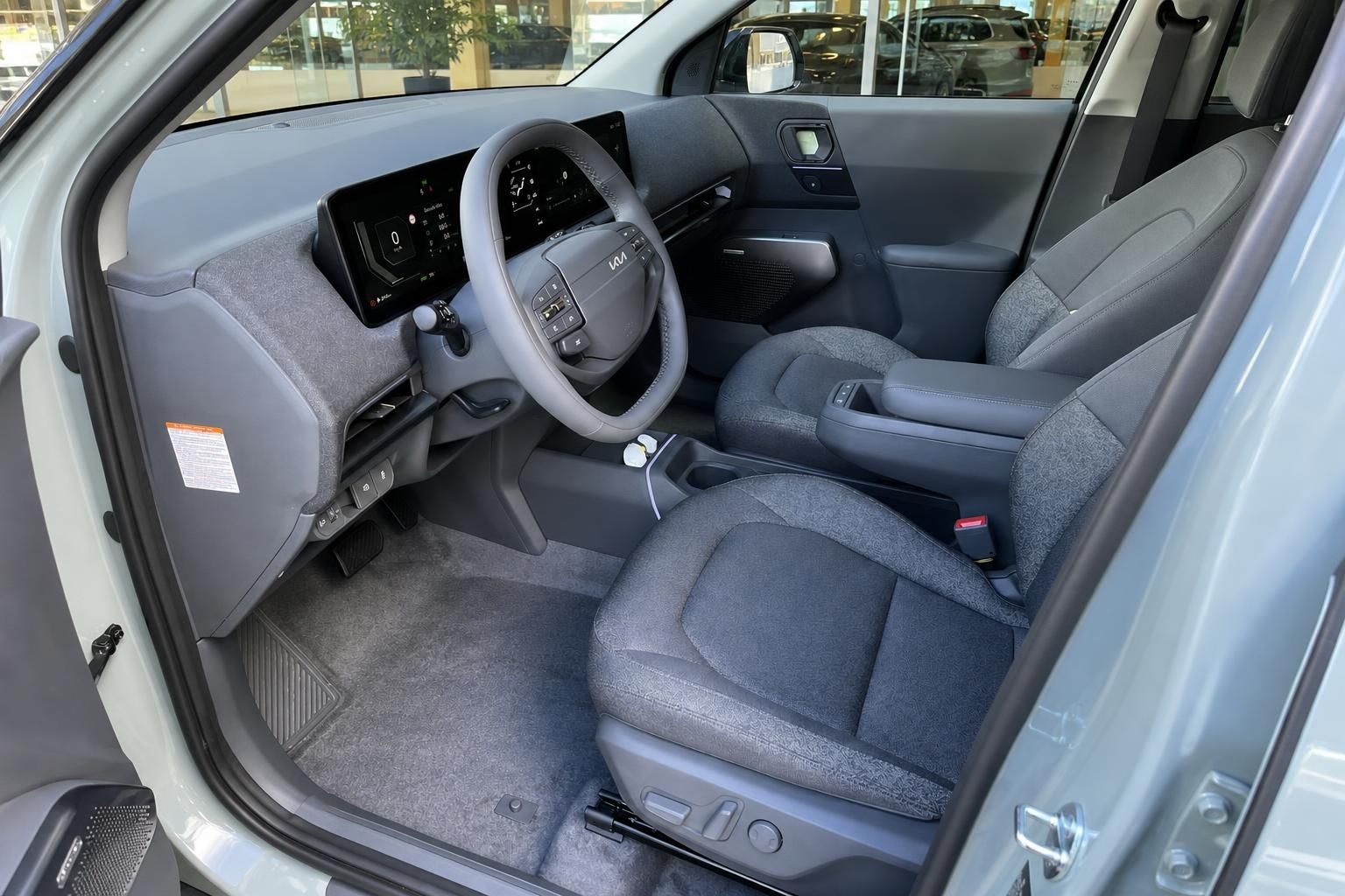 Kia EV2 Innenraum mit Cockpit und Vordersitzen in Stoffausstattung