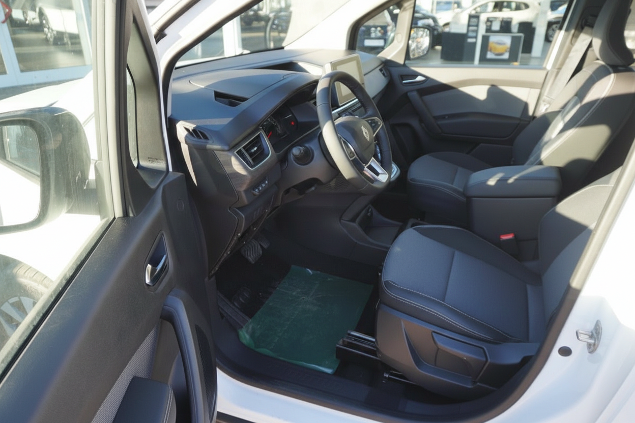 Fahrzeug Innenraum mit modernem Cockpit, Touchscreen und dunklen Ledersitzen