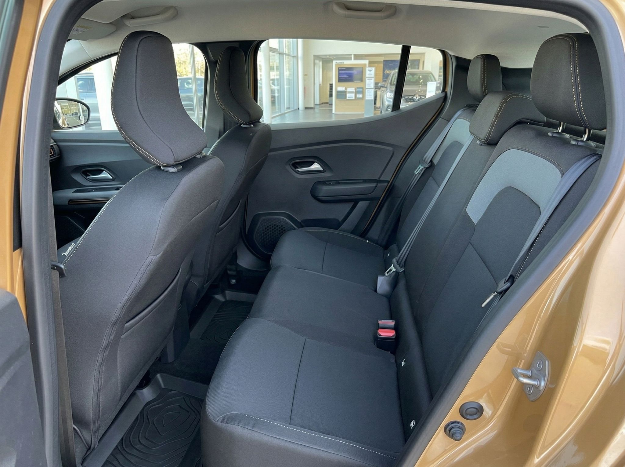 Fahrzeug Rücksitz mit schwarzer Polsterung und Sicherheitsgurten