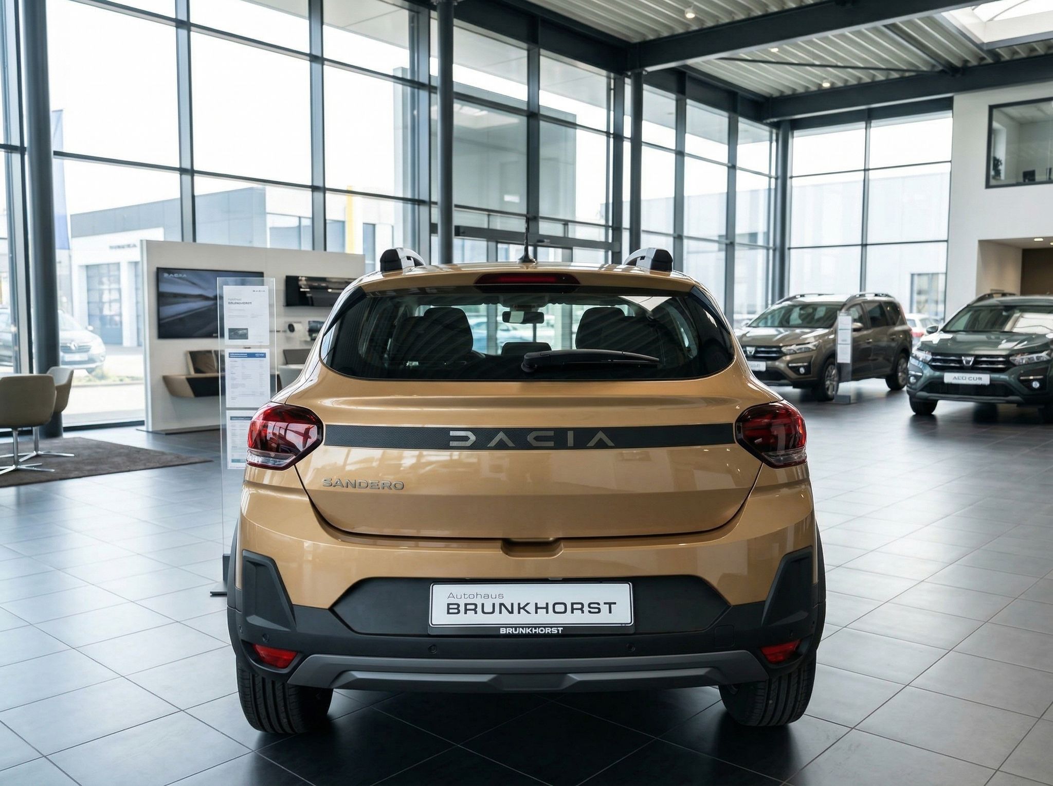 Dacia Sandero SUV Heckansicht in Gold - Autohaus Brunkhorst Kennzeichen sichtbar