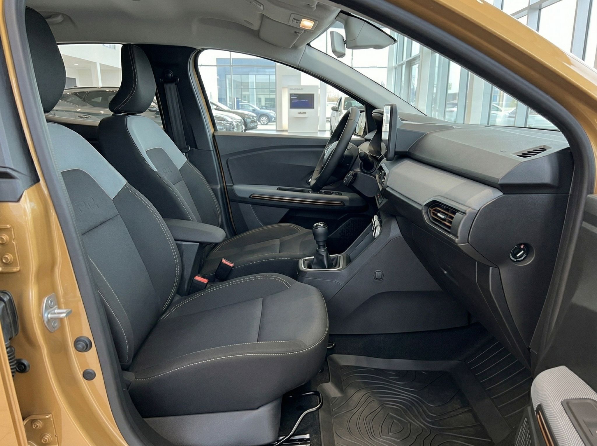 Fahrzeug Innenraum mit grauen Sitzen und Schaltgetriebe