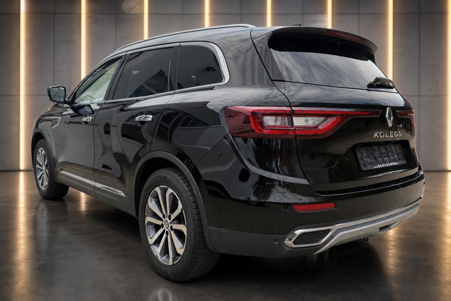Renault Koleos schwarz Heckansicht SUV im Showroom