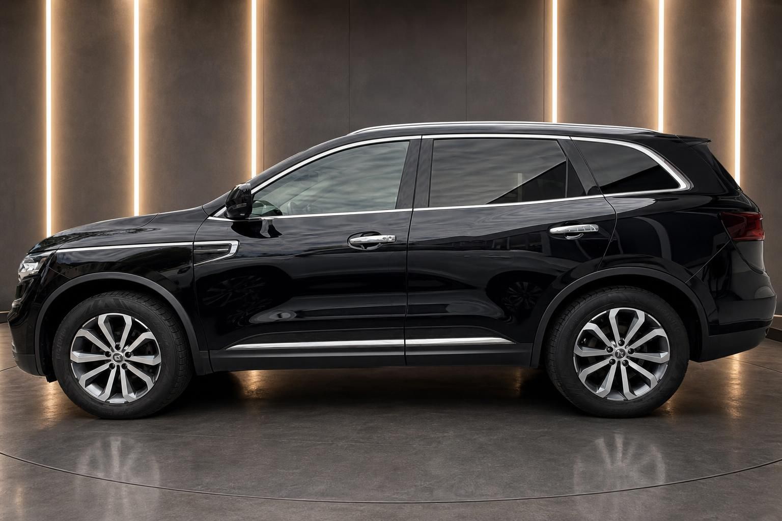 Renault Koleos schwarz Seitenansicht in modernem Showroom