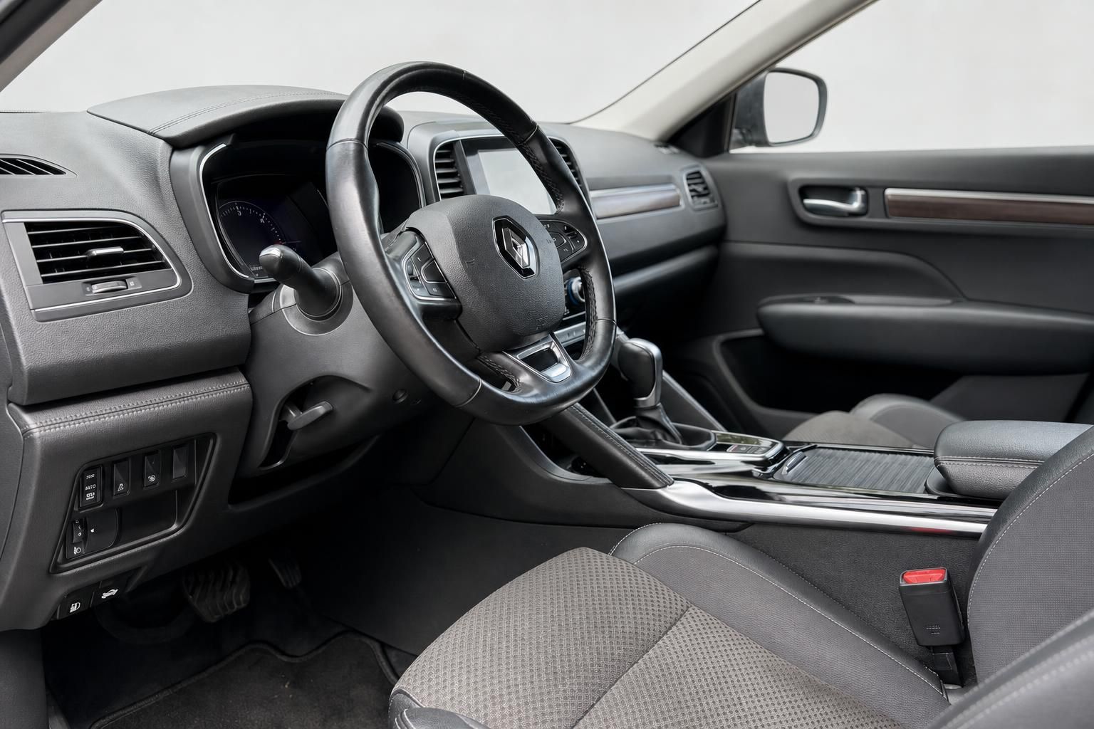 Renault Innenraum Cockpit mit Lederlenkrad und Automatikschaltung