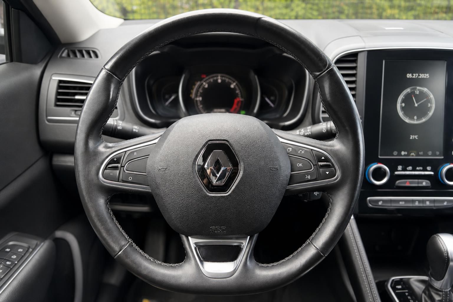 Renault Lenkrad Nahaufnahme mit Bedienelementen und Display
