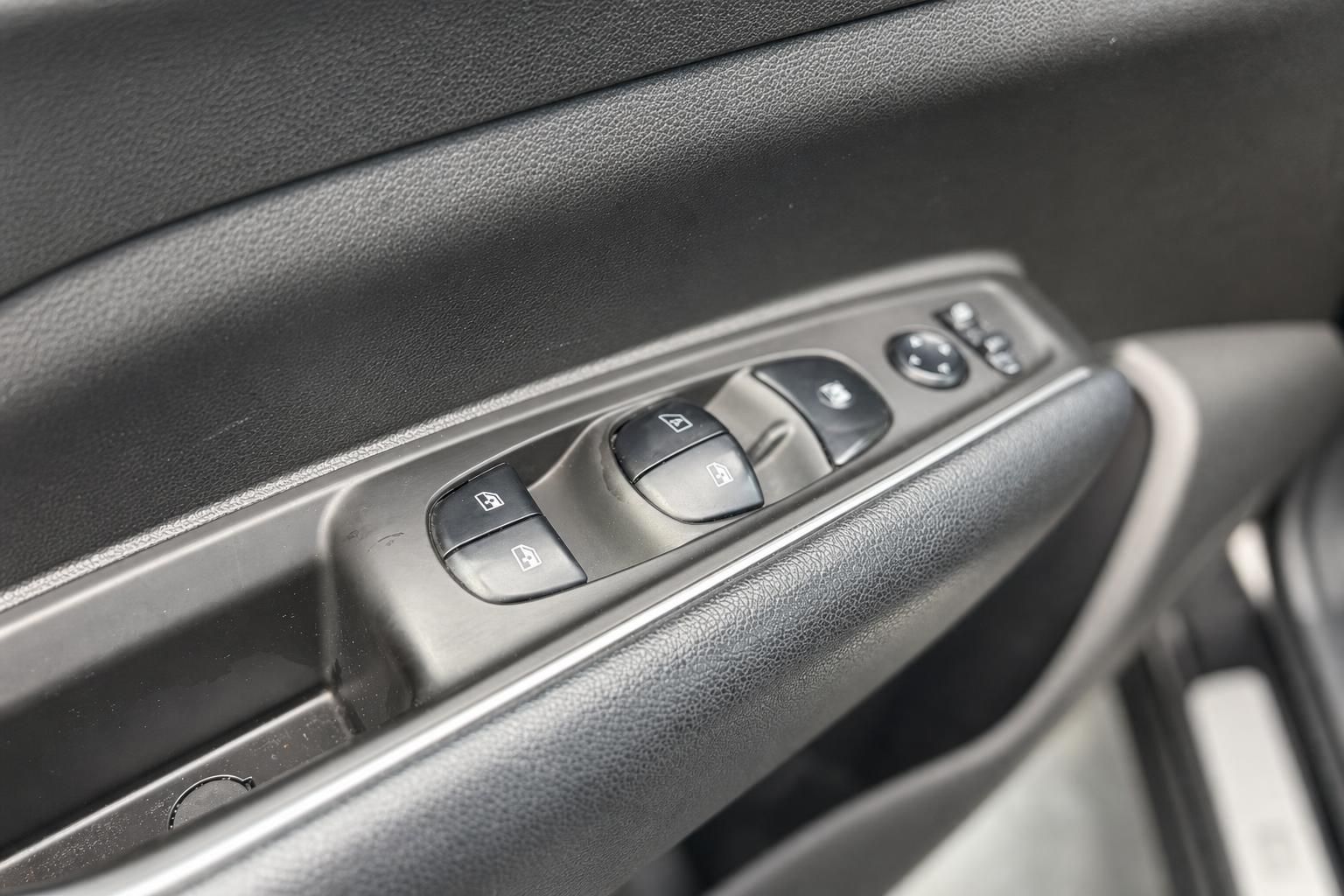 Renault Fensterheber Bedienelemente an der Fahrertuer im Detail