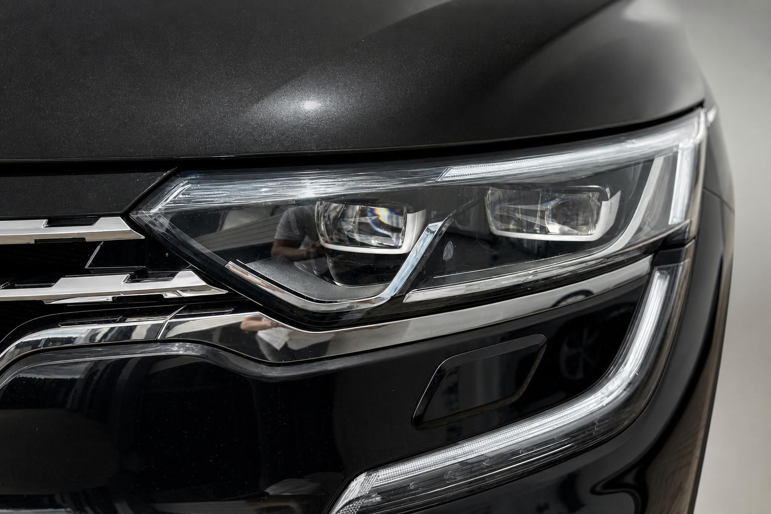 Renault Koleos LED-Scheinwerfer Detailansicht schwarz