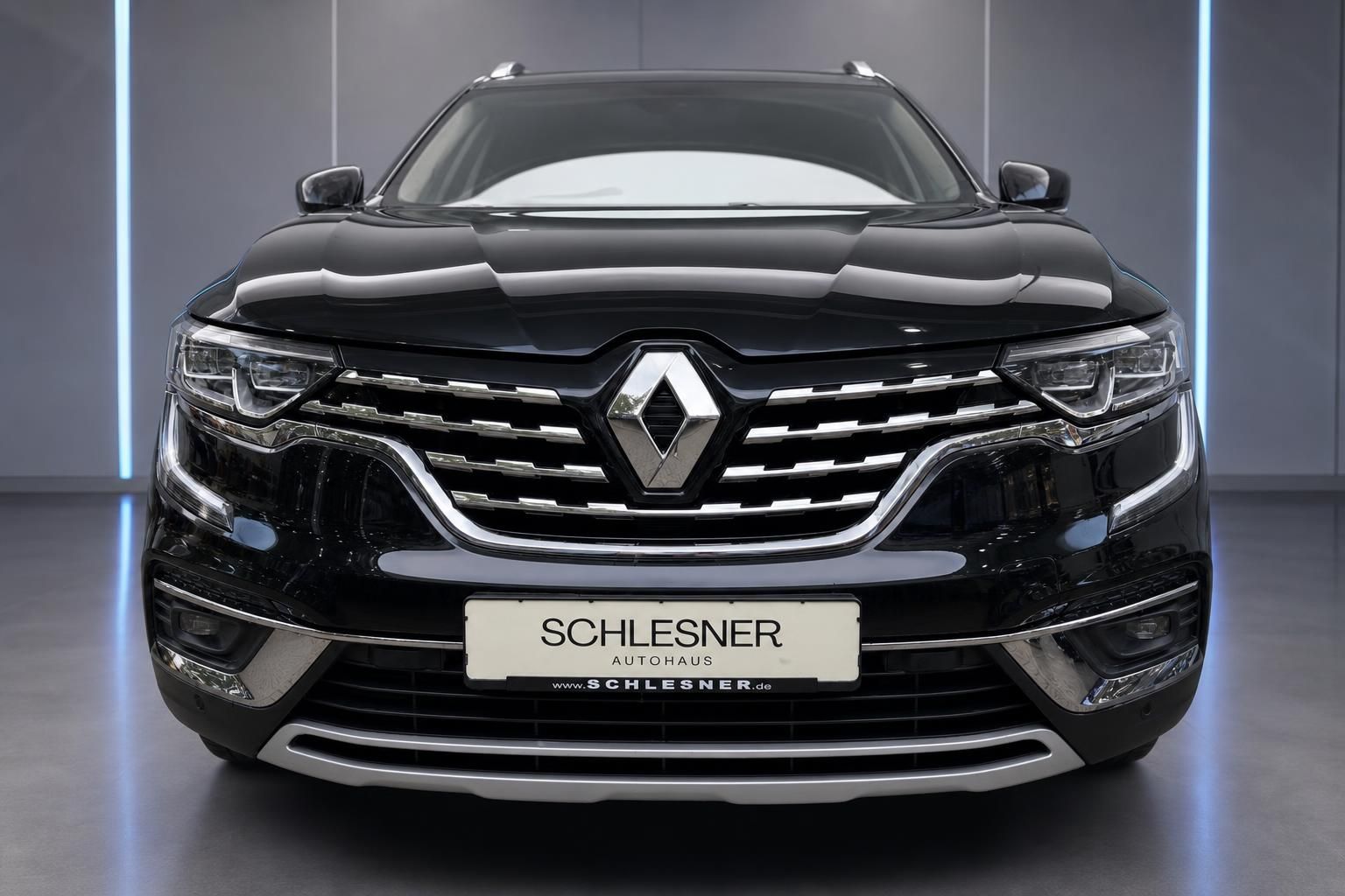Renault Koleos schwarz Frontansicht Kuehlergrill und Logo