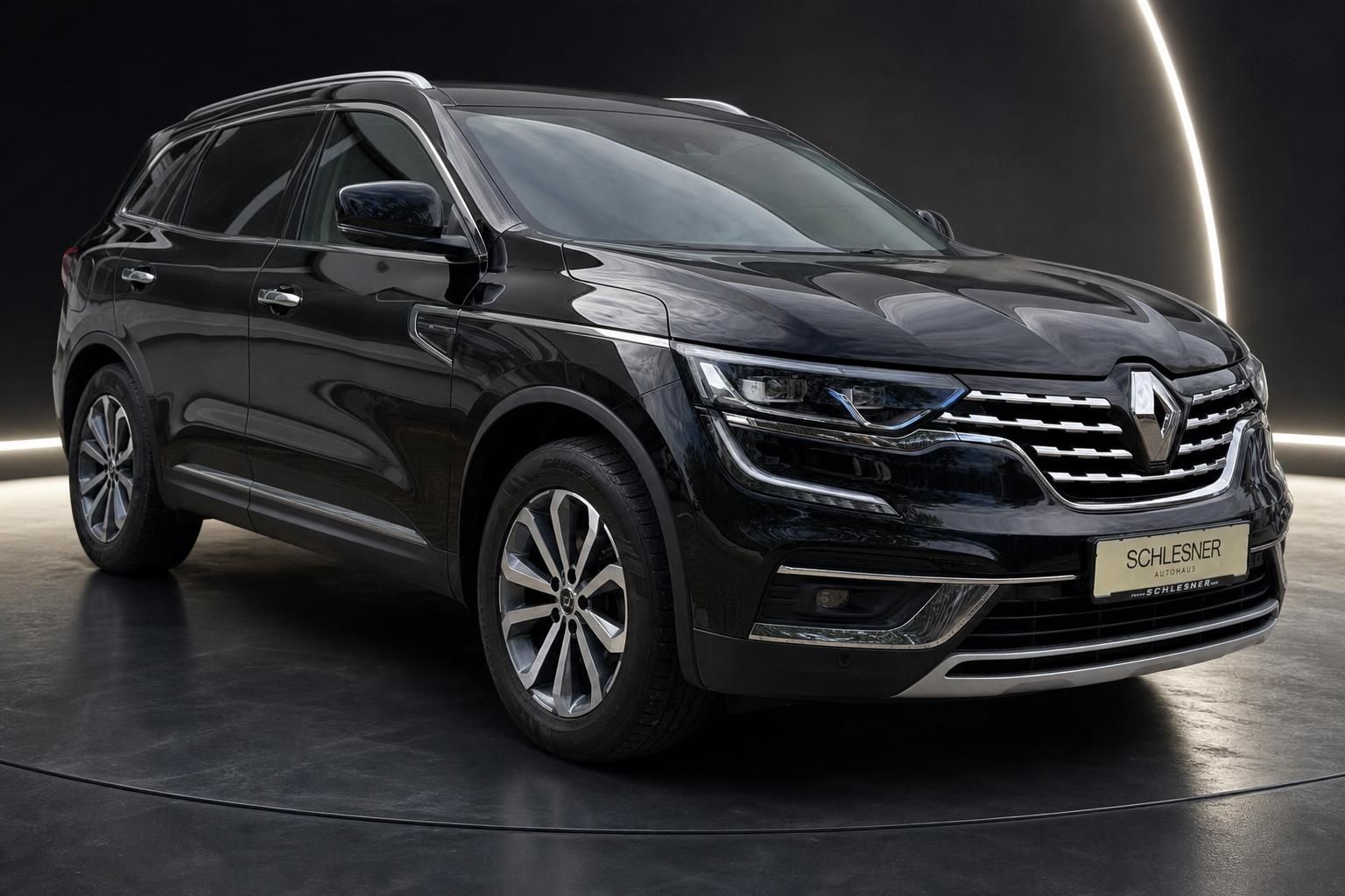 Renault Koleos schwarz SUV Frontansicht mit Kennzeichenhalter