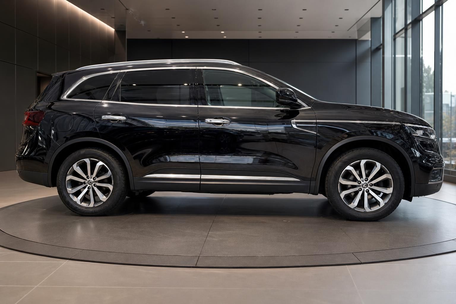 Renault Koleos schwarz Seitenansicht im Autohaus Showroom