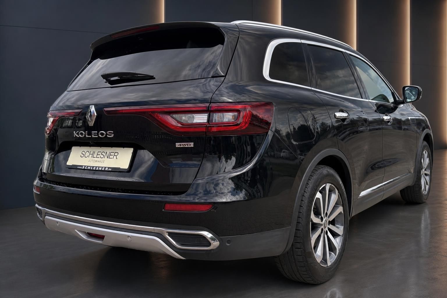 Renault Koleos 4WD schwarz Heckansicht mit Kennzeichenhalter