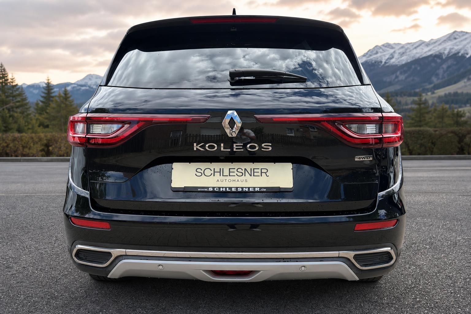 Renault Koleos schwarz Heckansicht vor Bergkulisse