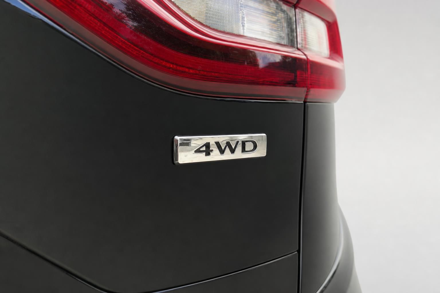 Renault Koleos 4WD Emblem Detailansicht Heckleuchte schwarz