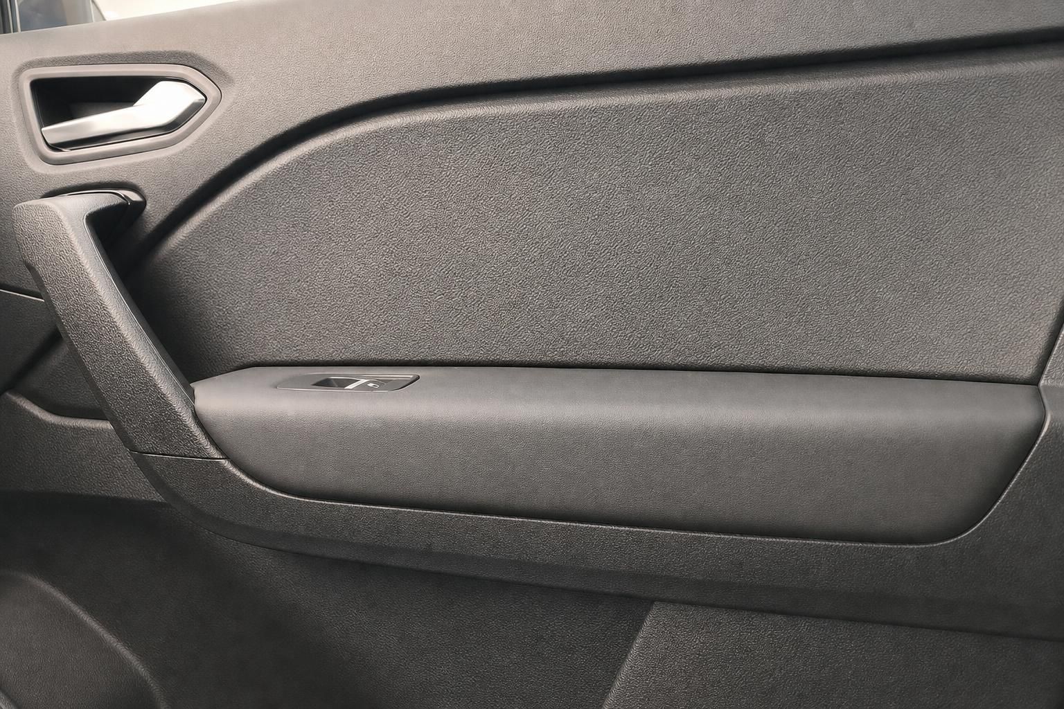 Detailansicht Tuerverkleidung mit Fensterheberschalter im Fahrzeuginnenraum