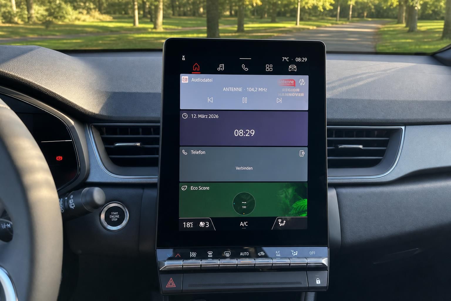 Touchscreen-Infotainmentsystem mit Radioanzeige und Klimasteuerung im Fahrzeugcockpit