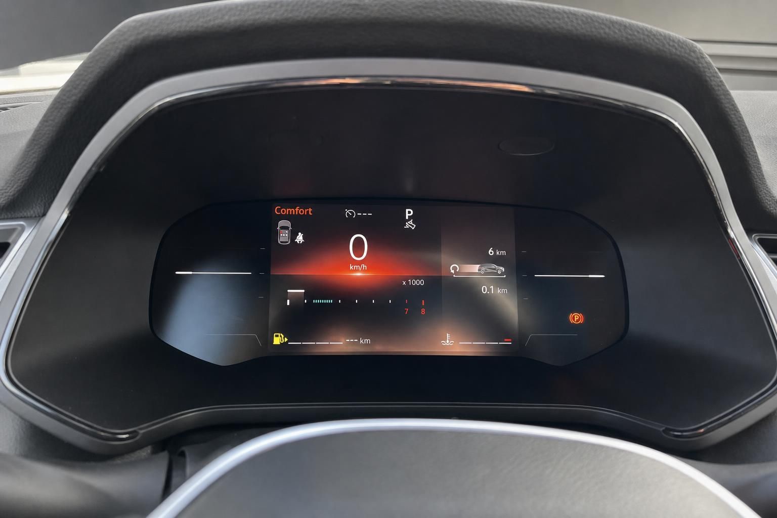 Digitales Kombiinstrument mit Tacho und Anzeigen im Fahrzeug-Cockpit
