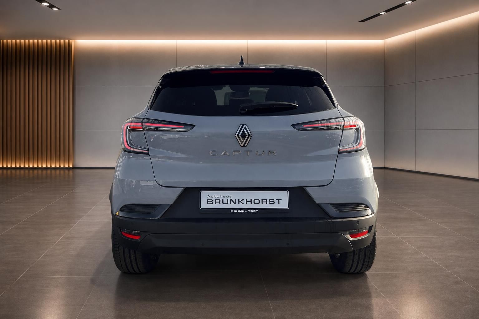 Renault Captur Heckansicht in Silber mit LED-Rückleuchten und CAPTUR Schriftzug