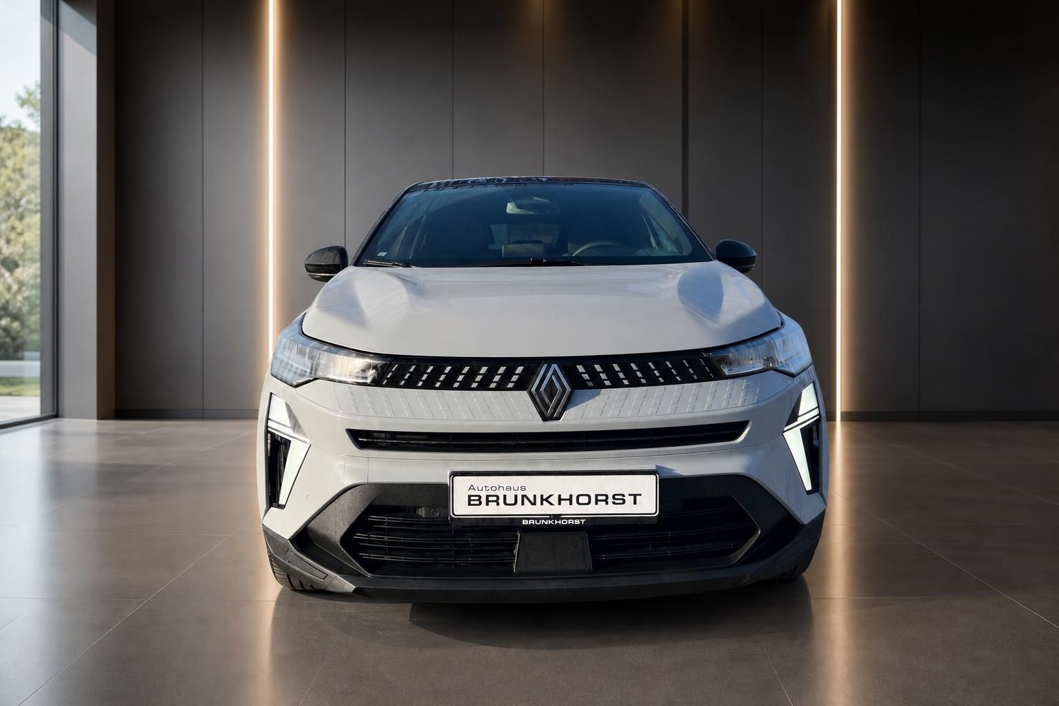Renault Captur Frontansicht in Weiß mit LED-Scheinwerfern und markanter Kühlergrill-Optik