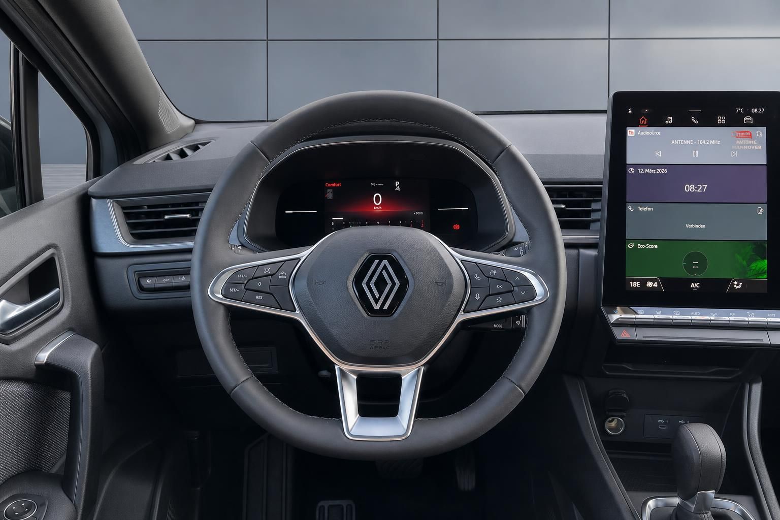 Renault Cockpit mit Lenkrad, digitalem Kombiinstrument und Touchscreen-Display im modernen Fahrzeuginnenraum