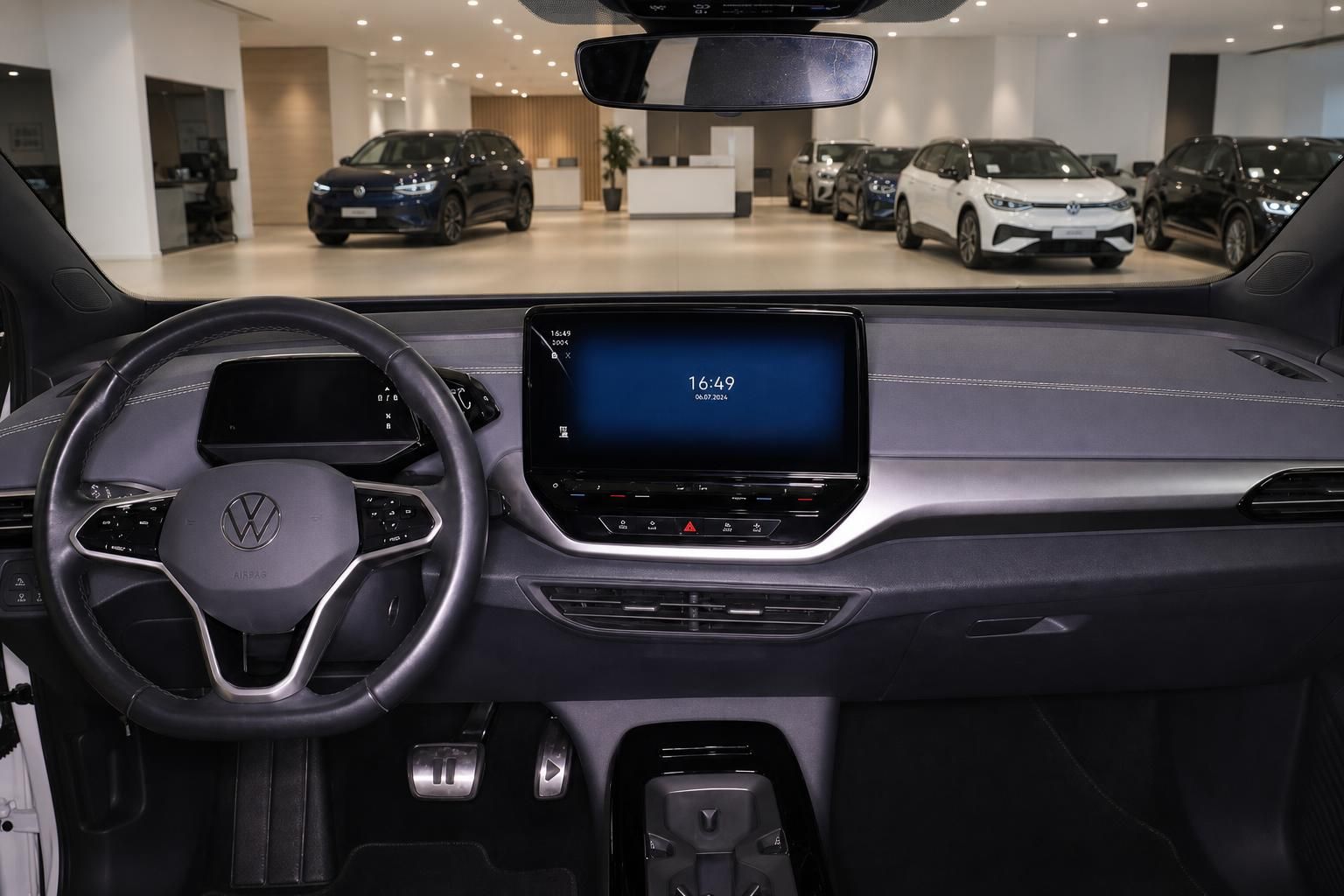 VW Cockpit mit Digitaldisplay und Lenkrad im Autohaus Showroom