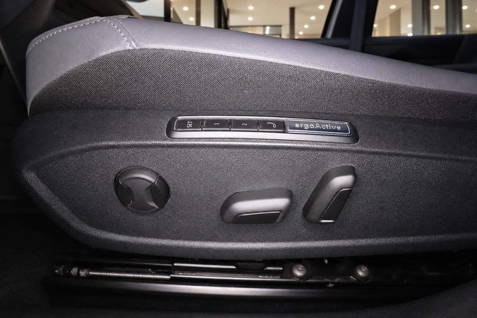 Sitzverstellung mit ergoActive-Funktion im VW Fahrzeuginterieur