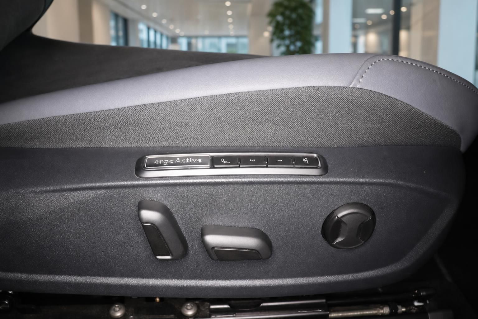 ergoActive Sitzverstellung mit Bedienelementen im VW Fahrzeuginterieur